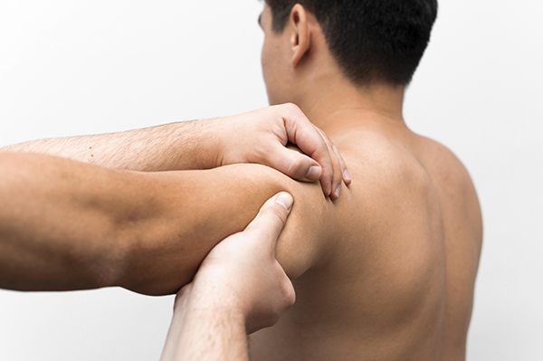 fisioterapista-massaggio-spalla